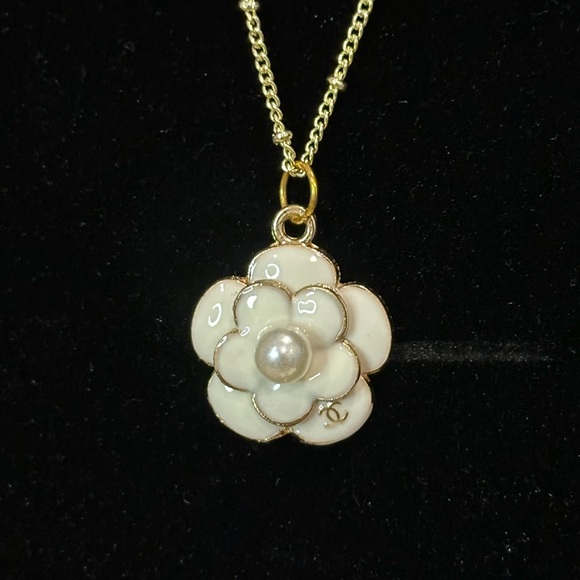 Chanel Flower Pearl CC Charm Zipper Pull NWOT - Picture 6 of 7